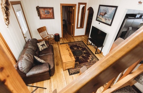 Glenwood Springs Cabina | Cozy 3-bedroom Trapper Cabin in central Glenwood with AC WiFi and yard. Sleeps 6