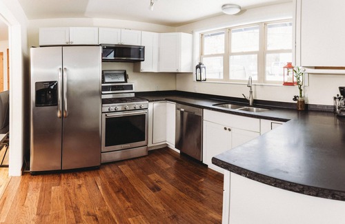 Glenwood Springs Cabina | Cozy 3-bedroom Trapper Cabin in central Glenwood with AC WiFi and yard. Sleeps 6