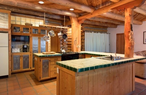 Taos Ski Valley Cabina | Cozy 3-bedroom cabin in charming Taos Ski Valley with WiFi