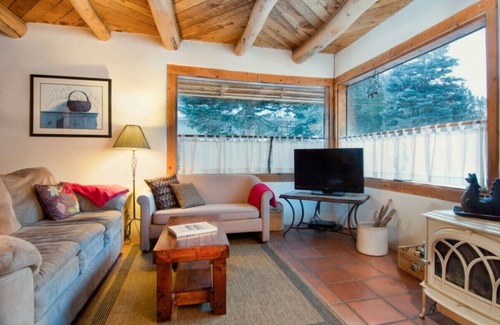 Taos Ski Valley Cabina | Cozy 3-bedroom cabin in charming Taos Ski Valley with WiFi