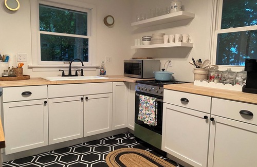 Fennville Cabina | Cozy 3-Bedroom Waterfront Cabin with Private Beach