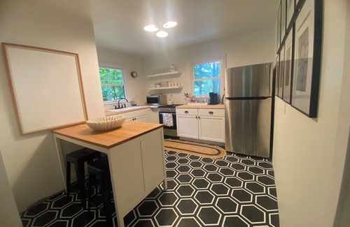 Fennville Cabina | Cozy 3-Bedroom Waterfront Cabin with Private Beach