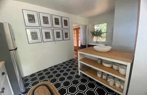 Fennville Cabina | Cozy 3-Bedroom Waterfront Cabin with Private Beach