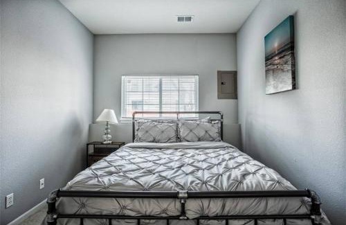 Olathe Casa | Cozy 3 Bedrooms and 2 baths in Olathe sleeps 8.