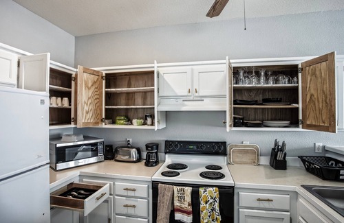 Olathe Casa | Cozy 3 beds in Olathe, sleeps 8 people. Family friendly with King bed