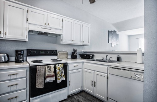 Olathe Casa | Cozy 3 beds in Olathe, sleeps 8 people. Family friendly with King bed