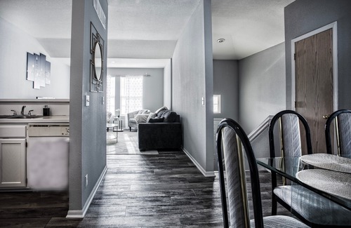 Olathe Casa | Cozy 3 beds in Olathe, sleeps 8 people. Family friendly with King bed