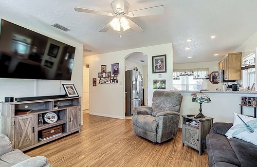 Florida South Atlantic Coast Casa | Cozy 3 BR home in charming Frostproof with caged saltwater pool. Boat ramp.