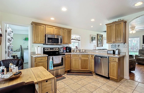 Florida South Atlantic Coast Casa | Cozy 3 BR home in charming Frostproof with caged saltwater pool. Boat ramp.