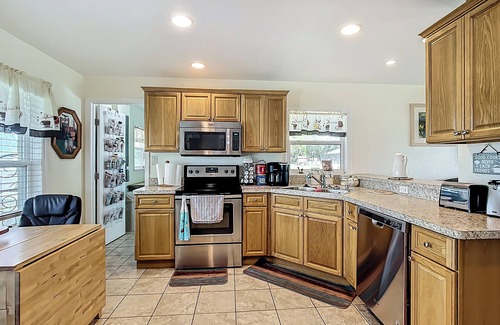 Florida South Atlantic Coast Casa | Cozy 3 BR home in charming Frostproof with caged saltwater pool. Boat ramp.