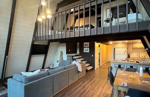 Groveland Cabina | Cozy 3-Level cabin in Groveland with WiFi, stunning views, deck and hot tub