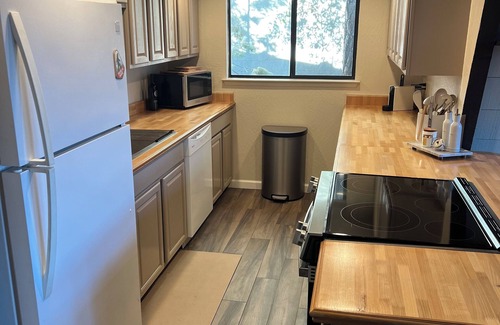 Groveland Cabina | Cozy 3-Level cabin in Groveland with WiFi, stunning views, deck and hot tub