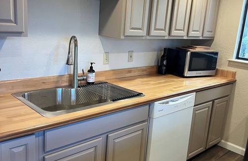 Groveland Cabina | Cozy 3-Level cabin in Groveland with WiFi, stunning views, deck and hot tub