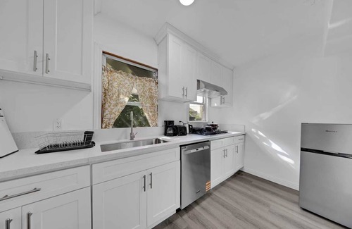 Alhambra Casa | Cozy 3B1B Downtown Retreat with Free Parking B