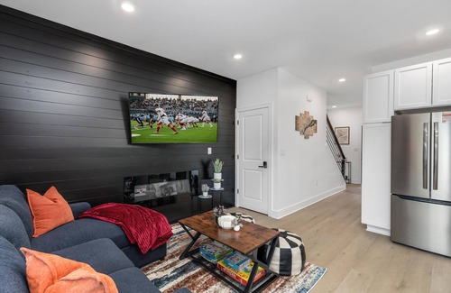 Detroit Casa | Cozy 3BD - Central Location w/ BBQ & Movie Yard