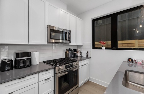 Detroit Casa | Cozy 3BD - Central Location w/ BBQ & Movie Yard