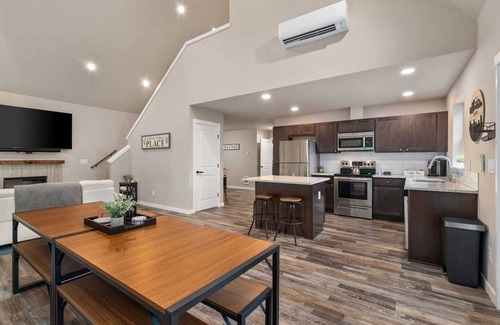 Packwood Cabina | Cozy 3BD Chalet - Hot Tub & Game Room - Mt Rainier