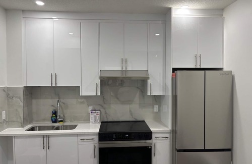 Southwest Calgary Casa | Cozy 3bedroom brand new furnished basement unit with free street parking spaces