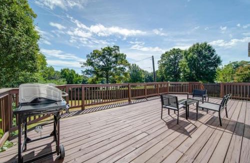 Biddleville Casa | Cozy 3BR Bungalow - City Views - Firepit -Football