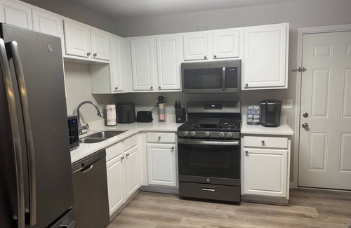 Ellenwood Casa | "Cozy 3BR Escape Jacuzzi & Games"