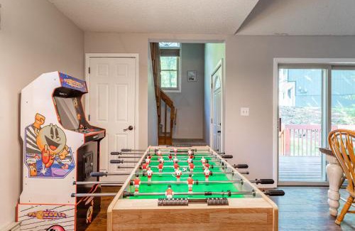 East Stroudsburg Casa | Cozy 3Br Fire Pit Hammock 2 Minutes to Beach