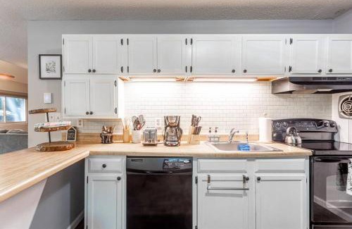 East Stroudsburg Casa | Cozy 3Br Fire Pit Hammock 2 Minutes to Beach