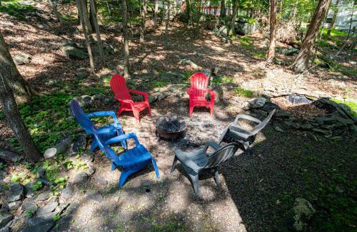 East Stroudsburg Casa | Cozy 3Br Fire Pit Hammock 2 Minutes to Beach
