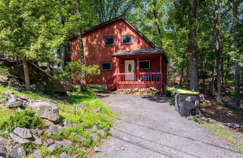 East Stroudsburg Casa | Cozy 3Br Fire Pit Hammock 2 Minutes to Beach