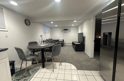 Melville Apartamento | Cozy 3BR Getaway with Parking & Full Kitchen @ Melville