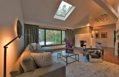 Clarkson-Lorne Park Casa | Cozy 3BR Hideaway | Hot Tub, Firepit, Port Credit