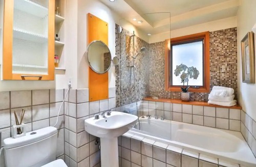 Clarkson-Lorne Park Casa | Cozy 3BR Hideaway | Hot Tub, Firepit, Port Credit