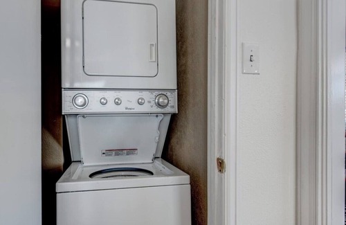 Barths Casa | Cozy 3BR Home w/King Bed & Backyard - Dog friendly
