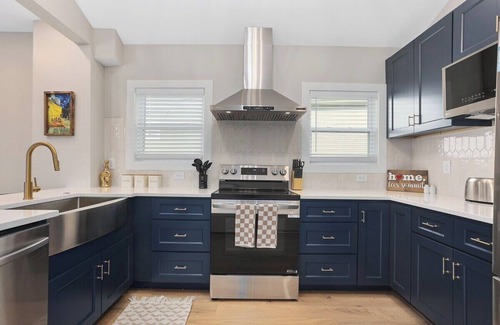 Lee's Summit Casa | Relax+3 BR+HotTub GameRoom Walk to DT Lee Summit