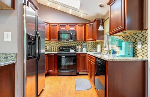 Livingston Casa | Cozy 3Br Lake Retreat with Backyard & Fire Pit