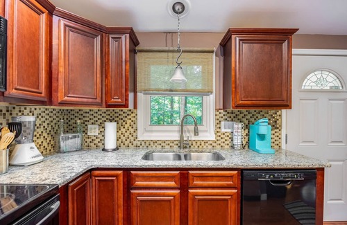 Livingston Casa | Cozy 3Br Lake Retreat with Backyard & Fire Pit