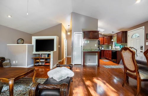Livingston Casa | Cozy 3Br Lake Retreat with Backyard & Fire Pit