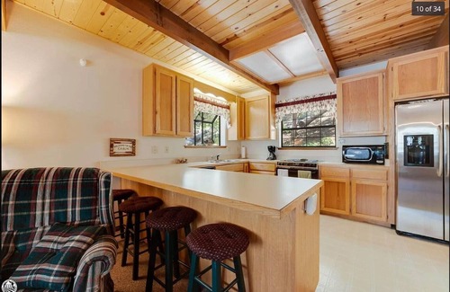 Mi-Wuk Village Cabina | Cozy 3BR Mi Wuk Cabin | Deck, Grill, Wi-Fi & more