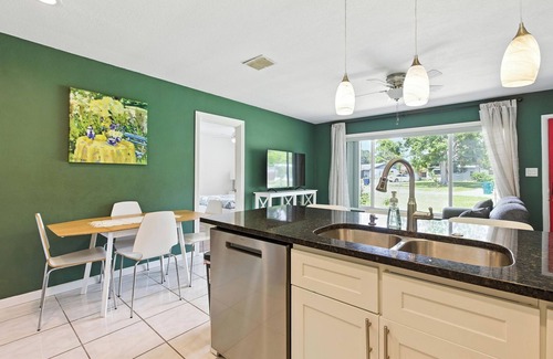 Seminole Casa | Cozy 3BR Retreat w/AC. Near Beaches & Hospitals in Seminole
