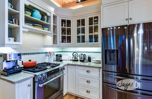 Gravenhurst Cabaña | Cozy 4 bed 2 bath cottage on Pine Lake with 1 bed Bunkie! W Exposure! Hot Tub!