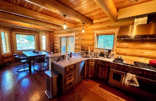 Seeley Lake Cabina | Cozy 4-bedroom Cabin, Sleeps 9, in beautiful Seeley Lake