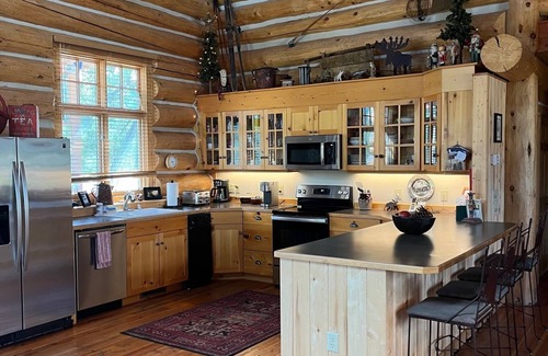 Big Sky Cabina | Cozy 4-bedroom cabin in awesome Big Sky with Hot Tub!!