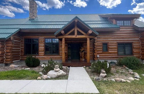 Big Sky Cabina | Cozy 4-bedroom cabin in awesome Big Sky with Hot Tub!!