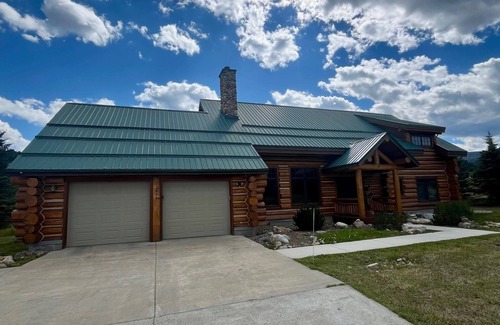 Big Sky Cabina | Cozy 4-bedroom cabin in awesome Big Sky with Hot Tub!!