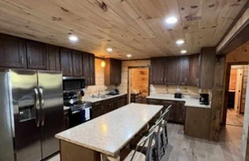 Flat Rock Cabina | Cozy 4-bedroom cabin with WiFi, AC in brilliant Flat Rock