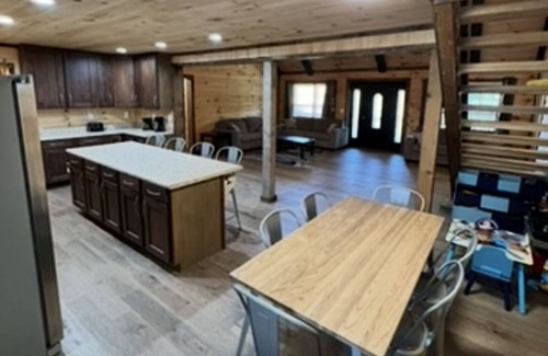 Flat Rock Cabina | Cozy 4-bedroom cabin with WiFi, AC in brilliant Flat Rock