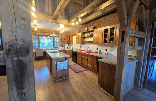 Seward County Cabina | Cozy 4-bedroom cabin with WiFi, near Seward, located on 10 acres.