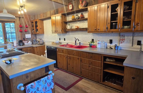 Seward County Cabina | Cozy 4-bedroom cabin with WiFi, near Seward, located on 10 acres.