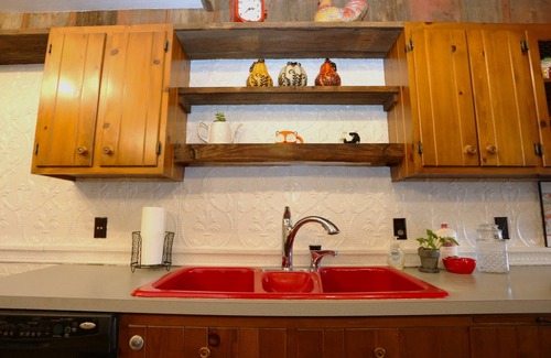 Seward County Cabina | Cozy 4-bedroom cabin with WiFi, near Seward, located on 10 acres.