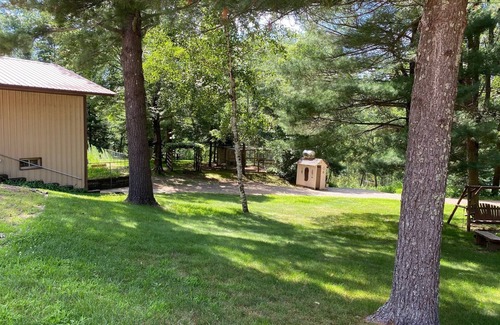 Suring Cabina | Cozy 4-bedroom cabin with AC and WiFi on 20 acres overlooking a private pond