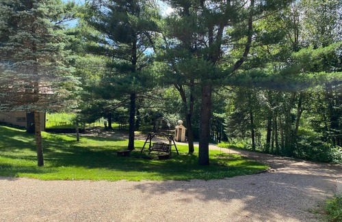 Suring Cabina | Cozy 4-bedroom cabin with AC and WiFi on 20 acres overlooking a private pond